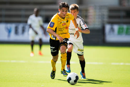 Elfsborgs Oskar Nar tar sig förbi Brommapojkarnas Tatu