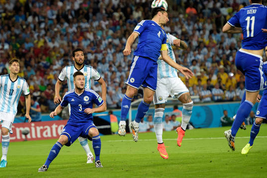 Argentinas Lionel Messi slår en frispark som resulterar i