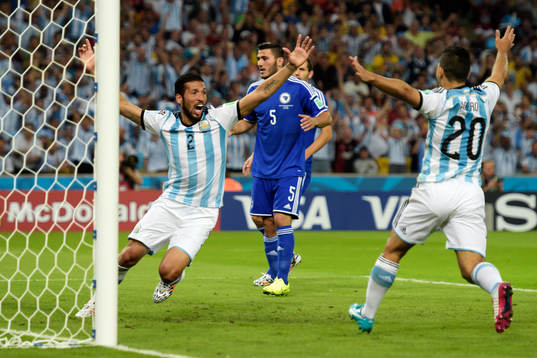 Argentinas Ezequiel Garay och Sergio Aguero jublar