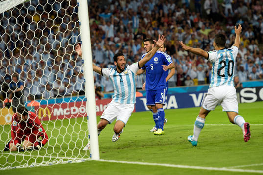 Argentinas Ezequiel Garay och Sergio Aguero jublar