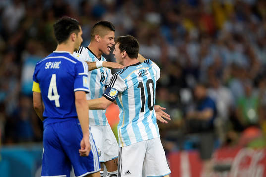 Argentinas Marcos Rojo och Lionel Messi jublar