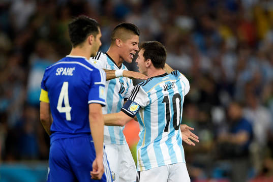 Argentinas Marcos Rojo och Lionel Messi jublar