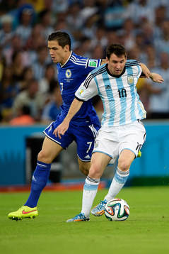 Argentinas Lionel Messi och Bosniens Muhamed Besic