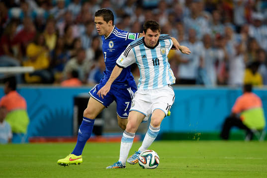 Argentinas Lionel Messi och Bosniens Muhamed Besic