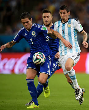 Argentinas Angel Di Maria och Bosniens Muhamed Besic