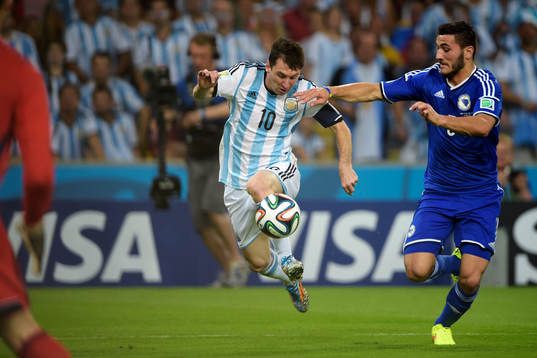 Argentinas Lionel Messi och Bosniens Sead Kolasinac