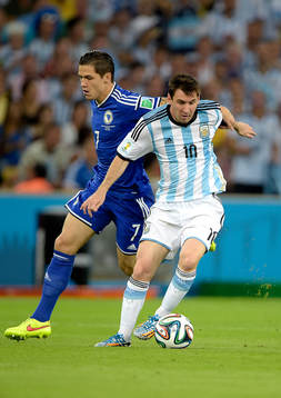 Argentinas Lionel Messi och Bosniens Muhamed Besic