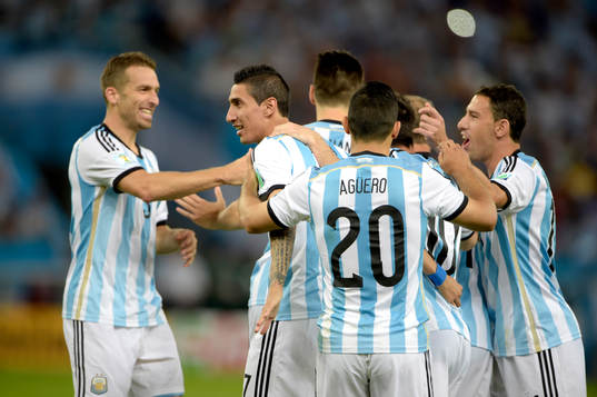 Argentinas Angel Di Maria och övriga spelare jublar