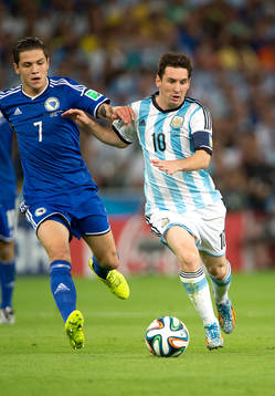 Bosniens Muhamed Besic och Argentinas Lionel Messi