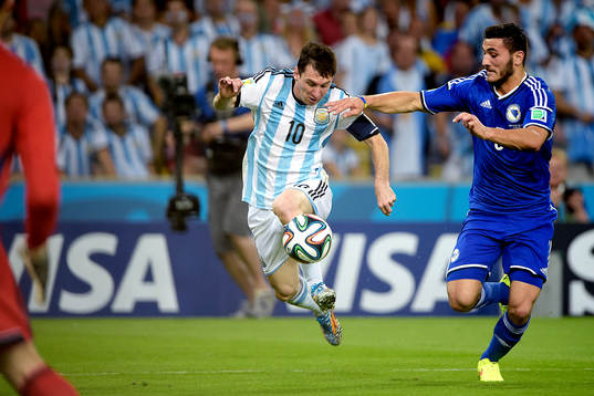 Argentinas Lionel Messi och Bosniens Sead Kolasinac
