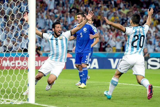 Argentinas Ezequiel Garay och Sergio Aguero jublar