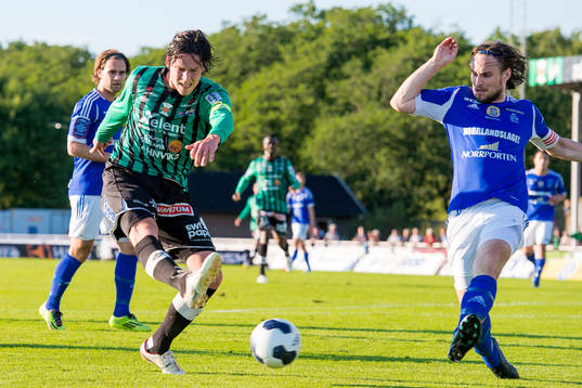 Varbergs Robin Tranberg skjuter och Sundsvalls Kevin Walker