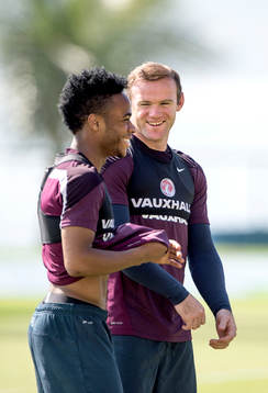 Englands Wayne Rooney och Raheem Sterling