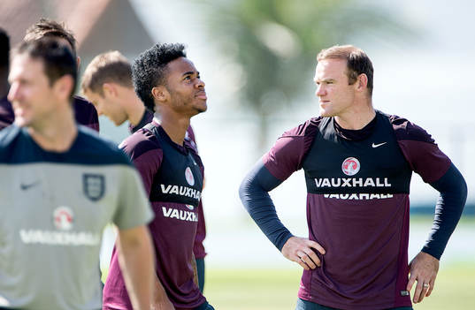 Englands Wayne Rooney och Raheem Sterling