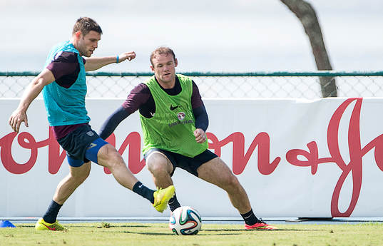 Englands Wayne Rooney och James Milner