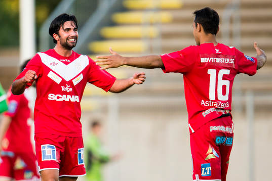 Assyriskas Alexander Nilsson och Danilo De Souza jublar