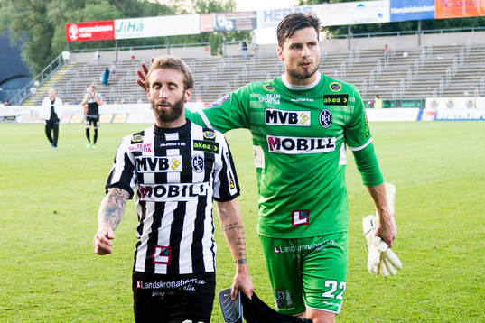 Landskronas Andrew Stadler och målvakt Niklas Uddenäs