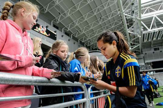 Bläddra bland fler bilder av Fotboll, Sverige, Dam, träning