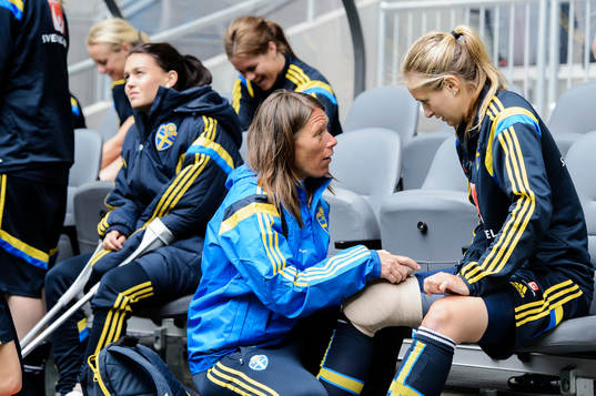 Emmelie Konradsson får behandling av sjukgymnast Karin
