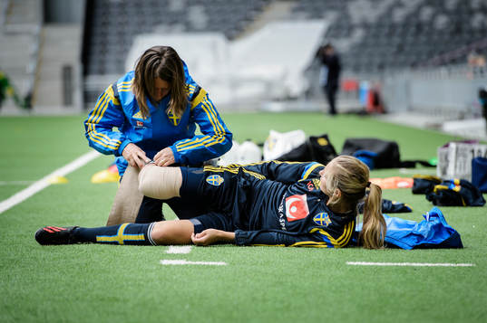 Emmelie Konradsson får bandage av sjukgymnast Karin