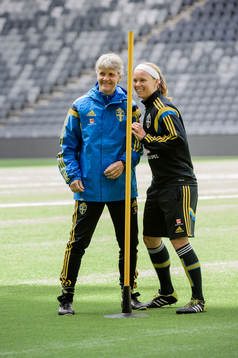 Sveriges förbundskapten Pia Sundhage och Sara Thunebro