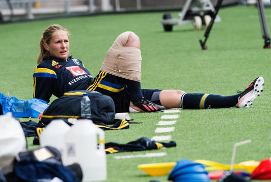 Emmelie Konradsson ligger skadad