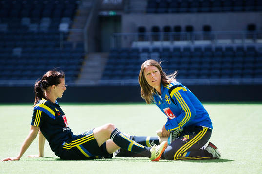 Sveriges Lotta Schelin får behandling av Sjukgymnast Karin