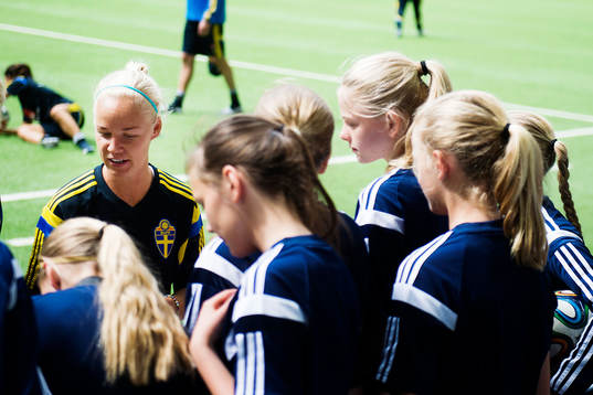 Sveriges Caroline Seger skriver autografer till ett