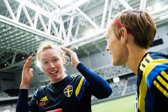 Sveriges målvakt Hedvig Lindahl och Therese Sjögran