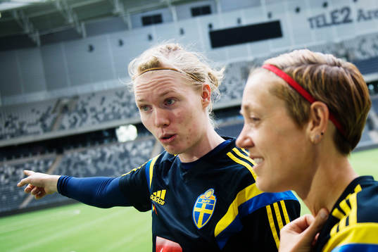 Sveriges målvakt Hedvig Lindahl och Therese Sjögran