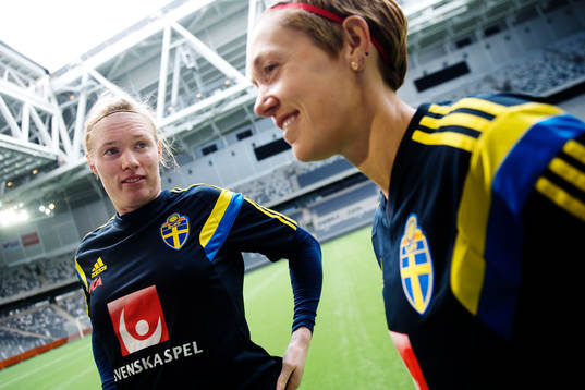 Sveriges målvakt Hedvig Lindahl och Therese Sjögran