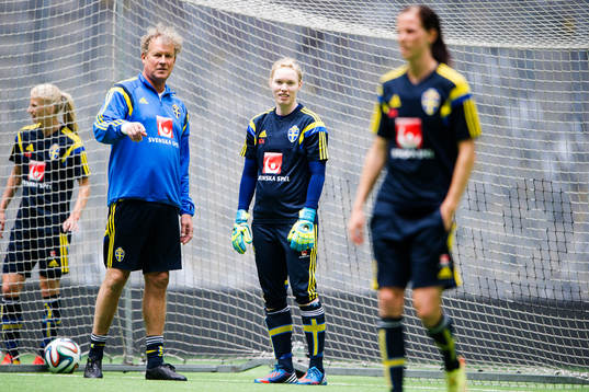 Sveriges målvaktstränare Mikael Olsson instruerar