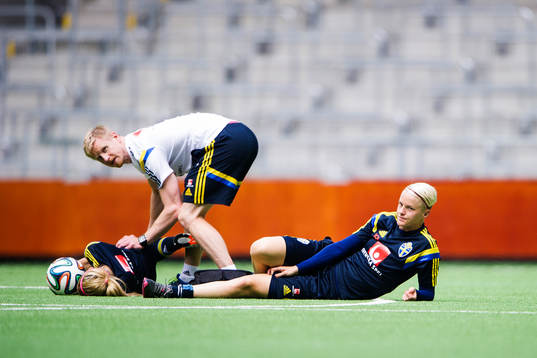 Sveriges Kosovare Asllani och Nilla Fischer får behandling