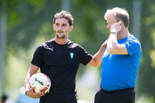 Före detta Malmö FF spelaren Agon Mehmeti pratar med