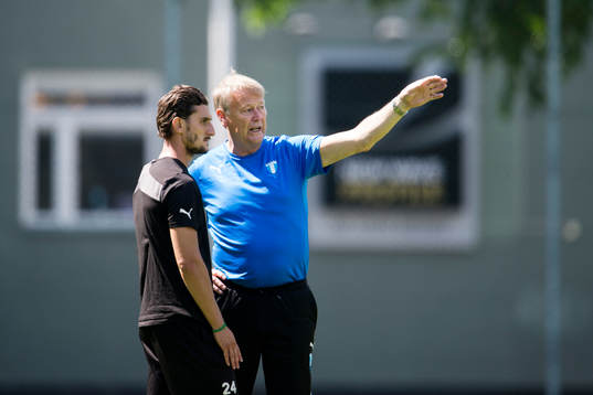 Före detta Malmö FF spelaren Agon Mehmeti pratar med