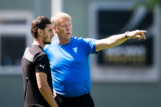 Före detta Malmö FF spelaren Agon Mehmeti pratar med