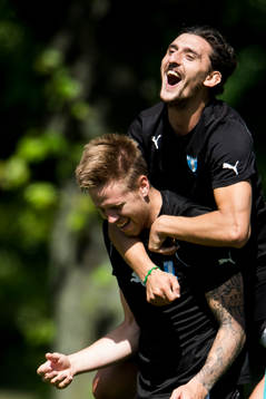 Före detta Malmö FF spelaren Agon Mehmeti skojar med