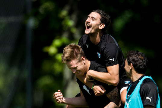 Före detta Malmö FF spelaren Agon Mehmeti skojar med