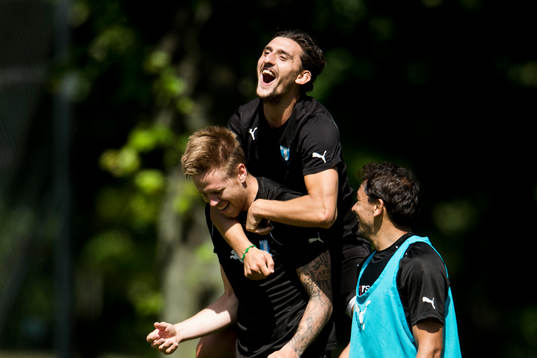 Före detta Malmö FF spelaren Agon Mehmeti skojar med