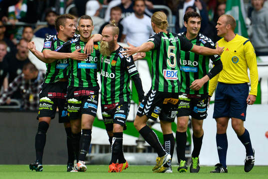 GAIS Shkelqim Krasniqi jublar framför Hammarby-klacken