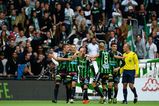 GAIS Shkelqim Krasniqi jublar framför Hammarby-klacken