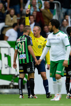 GAIS Shkelqim Krasniqi jublar framför Hammarby-klacken