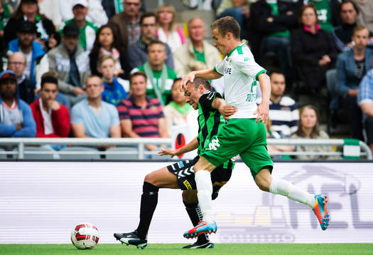 GAIS Malkolm Moenza utmanas av Hammarbys Fredrik Torsteinbø