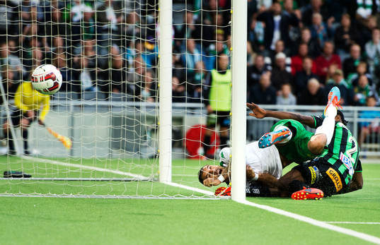 Hammarbys Marko Mihajlovic ser bollen gå utanför mål