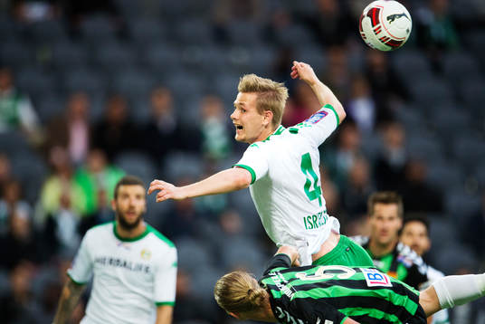 Hammarbys Erik Israelsson förlorar en nickduell mot GAIS