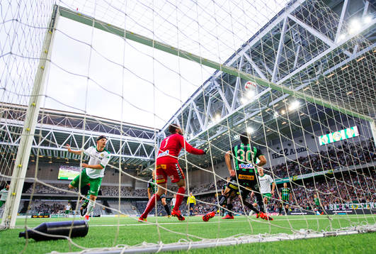 Hammarbys Thomas Guldborg Christensen ser bollen gå i