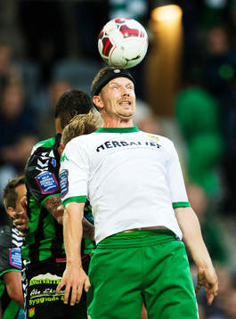 Hammarbys Thomas Guldborg Christensen nickar bollen
