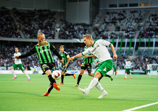 GAIS Asegeir Asgeirsson utmanas av Hammarbys Erik Israelsson