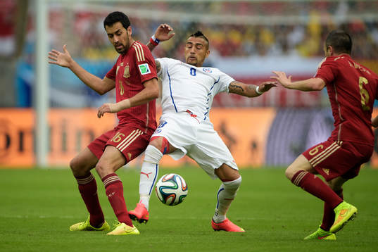 Spaniens Sergio Busquets och Chiles Arturo Vidal