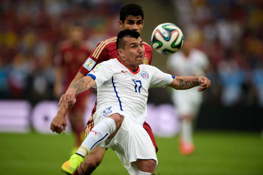 Spaniens Diego Costa och Chiles Gary Medel